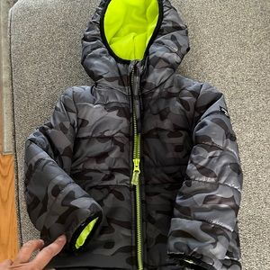 Camo Oshkosh toddler boy winter coat very small light stain in the hood